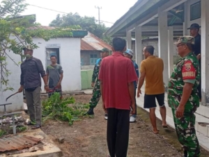 Sertu Mashudi Ajak Warga Dusun Mbuju Gotong Royong Persiapkan Mesjid Al Jamiq Menyambut Ramadhan