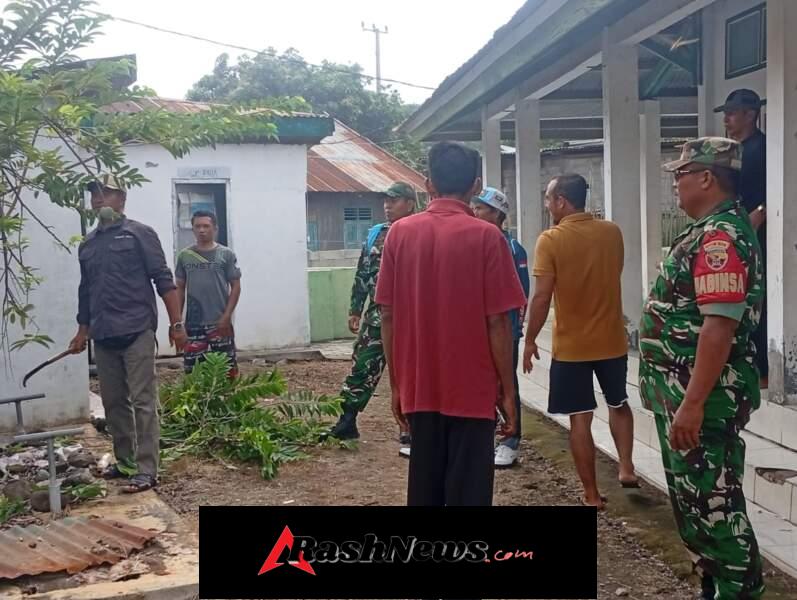 Sertu Mashudi Ajak Warga Dusun Mbuju Gotong Royong Persiapkan Mesjid Al Jamiq Menyambut Ramadhan