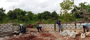 Babinsa Mundek Dampingi Tukang Lanjutkan Pekerjaan Batako KDKMP Desa Mundek