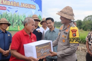 Kepedulian Sosial di Desa Bungaya, Kapolres Karangasem serahkan Sembako