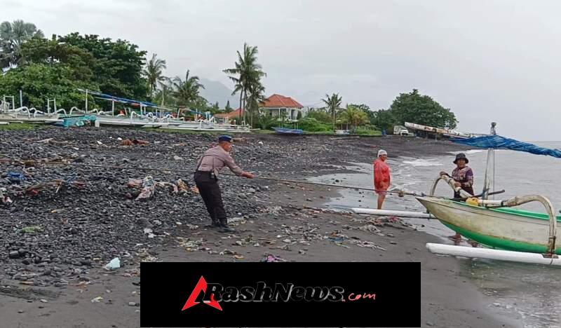 Tim Polairud Sigap Bantu Nelayan Tarik Jukung Kembali dari Laut.