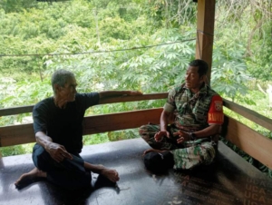 Babinsa Beru Aktif Pantau Wilayah Binaan Melalui Patroli dan Komsos