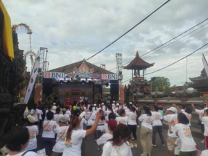 Babinsa Kamasan; Peringatan Peringatan Tapak Jejak Satu Abad  Keagungan Gelung Kori ( Candi Kurung )  Dan HUT Ke 46 STT Adi Manggala Diwarnai Jalan Santai Dan Pasar Murah