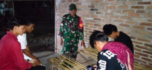 Melalui Ngobrol Santai, Babinsa Nusa Jaya Ingatkan Remaja Jaga Kamtibmas di Bulan Ramadhan
