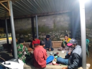 Sertu A. Gani Sambangi Warga yang Kongkow, Ingatkan Pentingnya Kamtibmas