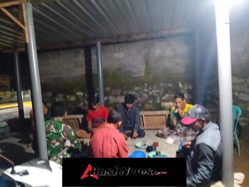 Sertu A. Gani Sambangi Warga yang Kongkow, Ingatkan Pentingnya Kamtibmas