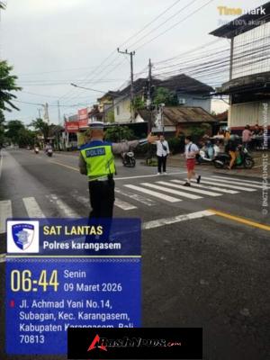 Polisi Sahabat Anak, Anggota Lantas Polres Karangasem Laksanakan Penyebrangan Pelajar SD Negeri 4 Subagan