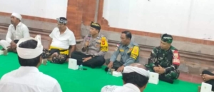 Perkuat Koordinasi Pengamanan, Bhabinkamtibmas Sumerta Kelod Hadiri Rapat Persiapan Melasti Desa Adat Tanjung Bungkak