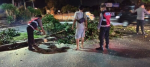 Polsek Banjarangkan Bersama Warga Evakuasi Dahan Pohon Tumbang di Simpang Empat Takmung.