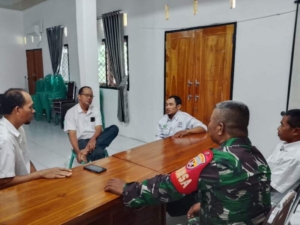 Pererat Silaturahmi, Babinsa Desa Tapir Laksanakan Komsos di Wilayah Binaan