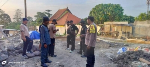 Pendataan Penduduk Pendatang, Bhabinkamtibmas Pererenan Kolaborasi dengan Pemdes Sidak Bedeng Proyek