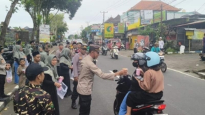 Indahnya Berbagi, Polsek Abiansemal & Yayasan Pondok Nasar Insan Mulia Bagikan Takjil Gratis