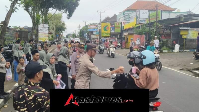 Indahnya Berbagi, Polsek Abiansemal & Yayasan Pondok Nasar Insan Mulia Bagikan Takjil Gratis