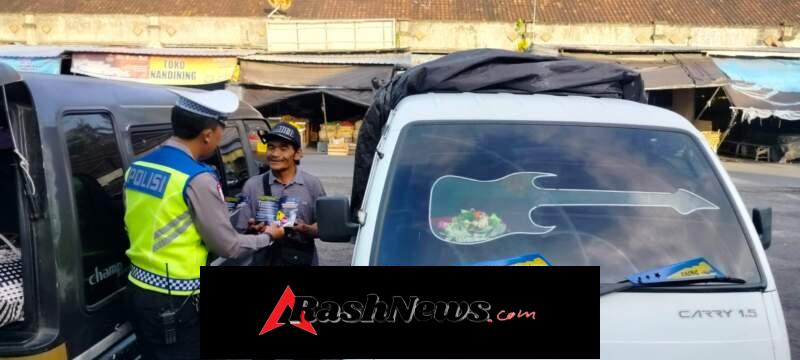 Sat Lantas Bagikan Brosur Dalam Rangka Kegiatan Rutin Tingkatkan (KRYD)
