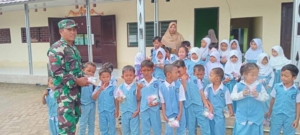 Koptu Sufyan Dampingi Kegiatan Makan Bergizi Gratis bagi Siswa TK Negeri 1 Sekongkang