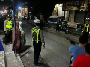 Polsek Nusa Penida Laksanakan Pengamanan Sholat Tarawih di Masjid Al-Imron Toya Pakeh.
