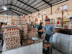 Pastikan Stabilitas Pangan, Unit Intelkam Polsek Susut Pantau Harga dan Stok Sembako di Pasar Kayuambua