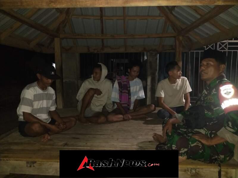 Patroli Malam Babinsa di Dusun Finis Sigi, Warga Dihimbau Jaga Kondusifitas