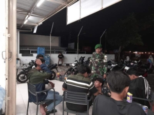 Babinsa Koramil 1628-02/Sekongkang Imbau Warga Jaga Kamtibmas Saat Patroli Malam