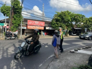 Personel Polsek Abiansemal Bantu Warga Menyeberang, Pengaturan Lalu Lintas Sore Berjalan Lancar