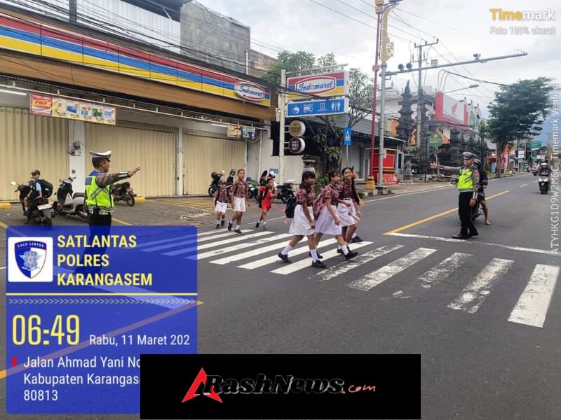 Anggota Lantas Polres Karangasem Laksanakan Penyebrangan Pelajar SD Negeri 4 Subagan