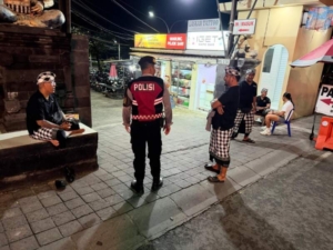 Polsek Kuta Utara Dan Pecalang Bersinergi Patroli  Amankan  Kawasan Wisata