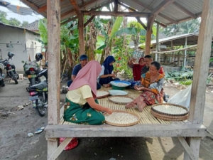 Babinsa Sambelia Himbau Warga Waspada Musim Hujan dan Jaga Kerukunan Masyarakat