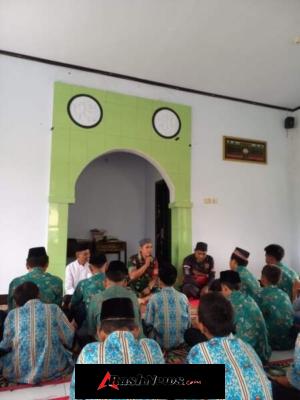 Pererat Silaturahmi, Babinsa Taliwang Hadiri Kegiatan IMTAQ Ramadhan di Sekolah
