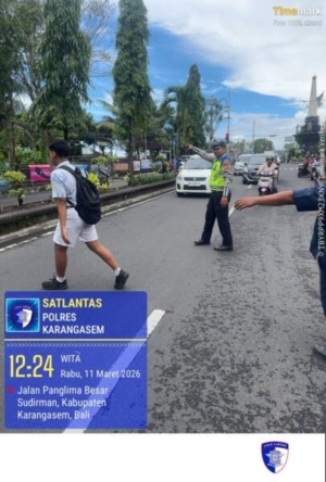 Anggota Lantas Polres Karangasem Laksanakan Penyebrangan Pelajar SMP N 2 Amlapura