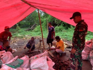 Babinsa Koramil 1624-06/Tanjung Bunga Laksanakan Pemantauan Wilayah di Kecamatan Titihena