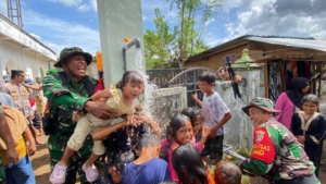 Kegembiraan Anak Desa Tolouwi Saat Sumur Bor TMMD ke-127 Dibuka
