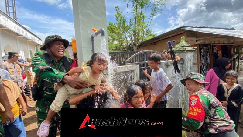 Kegembiraan Anak Desa Tolouwi Saat Sumur Bor TMMD ke-127 Dibuka