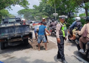 Polsek Dentim Amankan dan Atur Lalin Pasca Truk Batako Terbalik di Jalur Tohpati–Gianyar