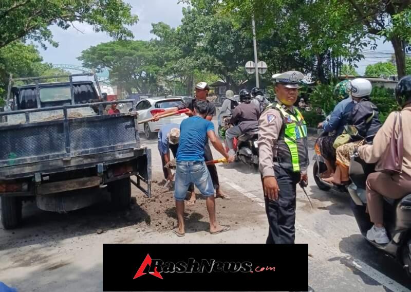 Polsek Dentim Amankan dan Atur Lalin Pasca Truk Batako Terbalik di Jalur Tohpati–Gianyar
