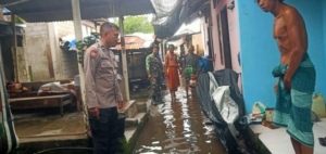 Hujan Deras Rendam Rumah Warga, Babinsa Sigap Bergerak