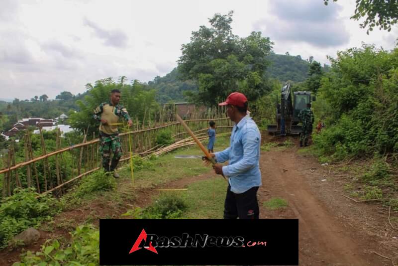 Prajurit Kompi Zikon Hadir Bantu Warga, Akses Jalan Dusun Selang Mulai Terbuka