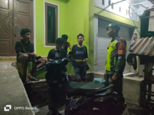 Jaga Kondusivitas Lingkungan, Babinsa  Koramil Dompu Ronda Malam di Dusun Sarae