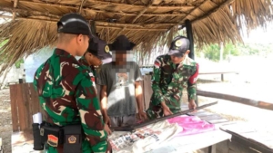 Warga Perbatasan Serahkan Senjata Peninggalan Konflik kepada Yonarmed 12 Kostrad