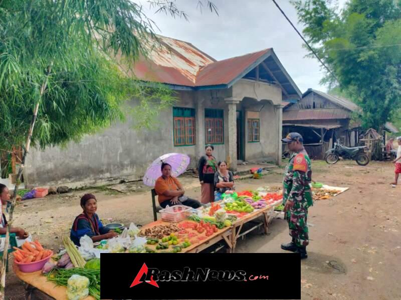 Melalui Komsos di Pasar, Babinsa Pererat Hubungan dengan Masyarakat Desa Binaan