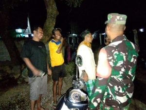 Babinsa Tembalae Ajak Warga Tingkatkan Keamanan Lingkungan Lewat Ronda Malam