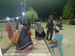 Babinsa Koramil Seteluk Imbau Warga Jaga Keamanan Lingkungan