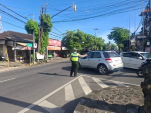 Pengaturan Lalin Sore, Polsek Abiansemal Pastikan Arus Kendaraan Tetap Lancar