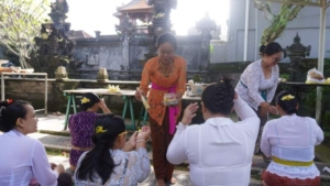 Untaian Doa Dan Harapan Dari Bumi Srombotan, Persit KCK Kodim Klungkung Doa Bersama Peringati HUT Ke 80 Persit Kartika Chandra Kirana