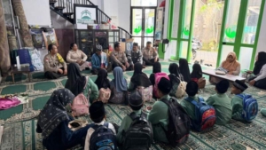 Kebersamaan Polisi dan Santri Warnai Jumat Berkah di Perumahan Lukluk Indah