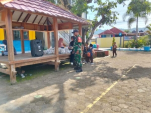 Pastikan Berjalan Lancar, Babinsa Koramil Jereweh Dampingi Program MBG di Sekolah