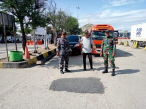 TNI Hadir di Tengah Masyarakat, Babinsa Koramil Poto Tano Amankan Pelabuhan Penyeberangan Poto Tano.