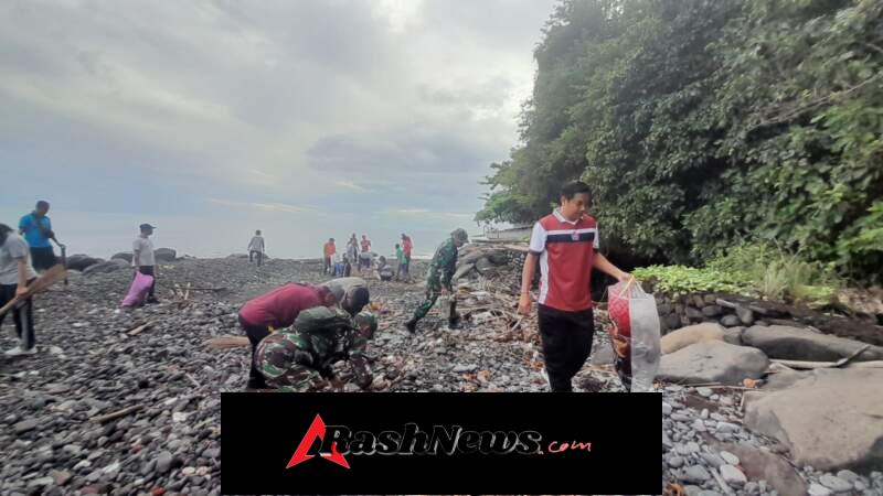 Jaga Kebersihan Lingkungan, Perangkat Desa Penuktukan Bersama TNI-Polri Gelar Gotong Royong Bersih Pantai