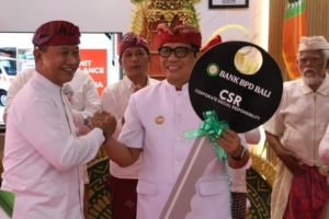 Sambut Peningkatan Kesejahteraan, Bupati Sanjaya Serahkan Bantuan Ambulans dan Program Bedah Rumah