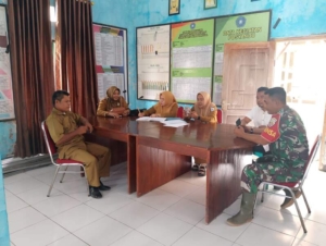 Melalui Komsos, Babinsa Seran Ajak Perangkat Desa Tingkatkan Kepedulian Gotong Royong di Masjid