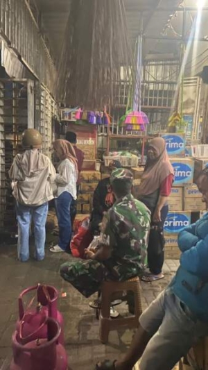 Jaga Kondusifitas Wilayah, Babinsa Sekongkang Gelar Patroli dan Komsos dengan Warga